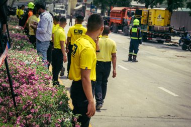 Bangkok, Tayland, 29 Mart 2025. Kurtarma ekipleri, Bangkok 'taki deprem sonrasında çöken, inşaat halindeki bir yüksek binanın şantiyesinde çalışıyor. Birçok kurban hala enkaz altında..