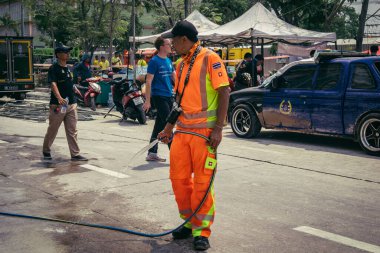 Bangkok, Tayland, 29 Mart 2025. Kurtarma ekipleri, Bangkok 'taki deprem sonrasında çöken, inşaat halindeki bir yüksek binanın şantiyesinde çalışıyor. Birçok kurban hala enkaz altında..