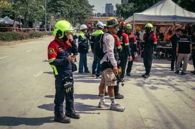Bangkok, Tayland, 29 Mart 2025. Kurtarma ekipleri, Bangkok 'taki deprem sonrasında çöken, inşaat halindeki bir yüksek binanın şantiyesinde çalışıyor. Birçok kurban hala enkaz altında..