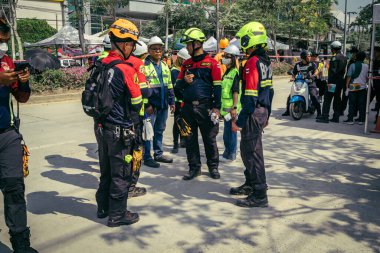 Bangkok, Tayland, 29 Mart 2025. Kurtarma ekipleri, Bangkok 'taki deprem sonrasında çöken, inşaat halindeki bir yüksek binanın şantiyesinde çalışıyor. Birçok kurban hala enkaz altında..