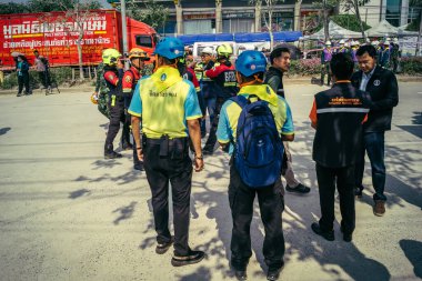 Bangkok, Tayland, 29 Mart 2025. Kurtarma ekipleri, Bangkok 'taki deprem sonrasında çöken, inşaat halindeki bir yüksek binanın şantiyesinde çalışıyor. Birçok kurban hala enkaz altında..