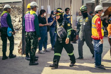 Bangkok, Tayland, 29 Mart 2025. Kurtarma ekipleri, Bangkok 'taki deprem sonrasında çöken, inşaat halindeki bir yüksek binanın şantiyesinde çalışıyor. Birçok kurban hala enkaz altında..