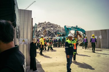 Bangkok, Tayland, 29 Mart 2025. Kurtarma ekipleri, Bangkok 'taki deprem sonrasında çöken, inşaat halindeki bir yüksek binanın şantiyesinde çalışıyor. Birçok kurban hala enkaz altında..