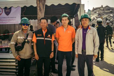 Bangkok, Tayland, 29 Mart 2025. Kurtarma ekipleri, Bangkok 'taki deprem sonrasında çöken, inşaat halindeki bir yüksek binanın şantiyesinde çalışıyor. Birçok kurban hala enkaz altında..