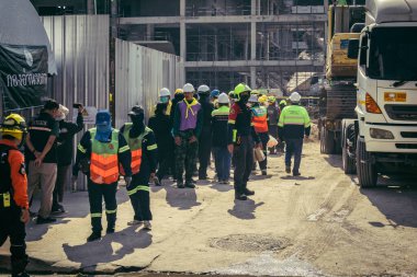 Bangkok, Tayland, 29 Mart 2025. Kurtarma ekipleri, Bangkok 'taki deprem sonrasında çöken, inşaat halindeki bir yüksek binanın şantiyesinde çalışıyor. Birçok kurban hala enkaz altında..