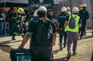 Bangkok, Tayland, 29 Mart 2025. Kurtarma ekipleri, Bangkok 'taki deprem sonrasında çöken, inşaat halindeki bir yüksek binanın şantiyesinde çalışıyor. Birçok kurban hala enkaz altında..