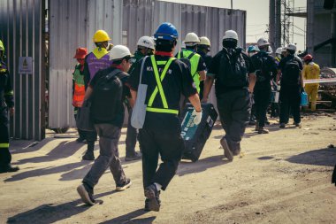 Bangkok, Tayland, 29 Mart 2025. Kurtarma ekipleri, Bangkok 'taki deprem sonrasında çöken, inşaat halindeki bir yüksek binanın şantiyesinde çalışıyor. Birçok kurban hala enkaz altında..