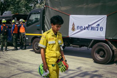 Bangkok, Tayland, 29 Mart 2025. Kurtarma ekipleri, Bangkok 'taki deprem sonrasında çöken, inşaat halindeki bir yüksek binanın şantiyesinde çalışıyor. Birçok kurban hala enkaz altında..