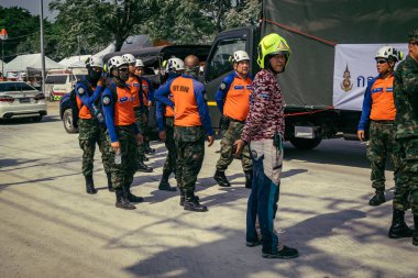 Bangkok, Tayland, 29 Mart 2025. Kurtarma ekipleri, Bangkok 'taki deprem sonrasında çöken, inşaat halindeki bir yüksek binanın şantiyesinde çalışıyor. Birçok kurban hala enkaz altında..
