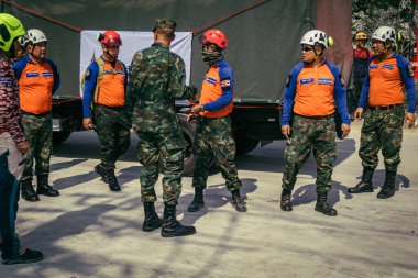 Bangkok, Tayland, 29 Mart 2025. Kurtarma ekipleri, Bangkok 'taki deprem sonrasında çöken, inşaat halindeki bir yüksek binanın şantiyesinde çalışıyor. Birçok kurban hala enkaz altında..
