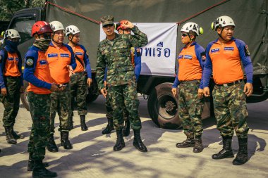 Bangkok, Tayland, 29 Mart 2025. Kurtarma ekipleri, Bangkok 'taki deprem sonrasında çöken, inşaat halindeki bir yüksek binanın şantiyesinde çalışıyor. Birçok kurban hala enkaz altında..