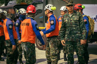 Bangkok, Tayland, 29 Mart 2025. Kurtarma ekipleri, Bangkok 'taki deprem sonrasında çöken, inşaat halindeki bir yüksek binanın şantiyesinde çalışıyor. Birçok kurban hala enkaz altında..