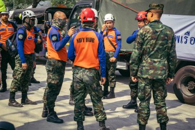 Bangkok, Tayland, 29 Mart 2025. Kurtarma ekipleri, Bangkok 'taki deprem sonrasında çöken, inşaat halindeki bir yüksek binanın şantiyesinde çalışıyor. Birçok kurban hala enkaz altında..