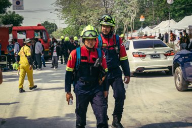 Bangkok, Tayland, 29 Mart 2025. Kurtarma ekipleri, Bangkok 'taki deprem sonrasında çöken, inşaat halindeki bir yüksek binanın şantiyesinde çalışıyor. Birçok kurban hala enkaz altında..