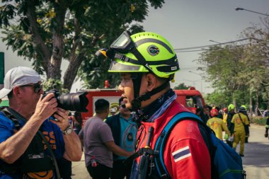 Bangkok, Tayland, 29 Mart 2025. Kurtarma ekipleri, Bangkok 'taki deprem sonrasında çöken, inşaat halindeki bir yüksek binanın şantiyesinde çalışıyor. Birçok kurban hala enkaz altında..