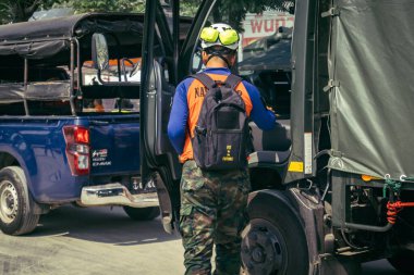 Bangkok, Tayland, 29 Mart 2025. Kurtarma ekipleri, Bangkok 'taki deprem sonrasında çöken, inşaat halindeki bir yüksek binanın şantiyesinde çalışıyor. Birçok kurban hala enkaz altında..