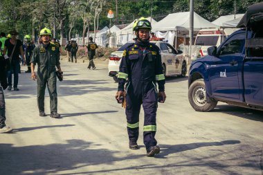 Bangkok, Tayland, 29 Mart 2025. Kurtarma ekipleri, Bangkok 'taki deprem sonrasında çöken, inşaat halindeki bir yüksek binanın şantiyesinde çalışıyor. Birçok kurban hala enkaz altında..