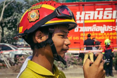 Bangkok, Tayland, 29 Mart 2025. Kurtarma ekipleri, Bangkok 'taki deprem sonrasında çöken, inşaat halindeki bir yüksek binanın şantiyesinde çalışıyor. Birçok kurban hala enkaz altında..