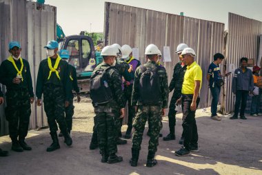 Bangkok, Tayland, 29 Mart 2025. Kurtarma ekipleri, Bangkok 'taki deprem sonrasında çöken, inşaat halindeki bir yüksek binanın şantiyesinde çalışıyor. Birçok kurban hala enkaz altında..