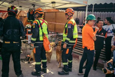 Bangkok, Tayland, 29 Mart 2025. Kurtarma ekipleri, Bangkok 'taki deprem sonrasında çöken, inşaat halindeki bir yüksek binanın şantiyesinde çalışıyor. Birçok kurban hala enkaz altında..