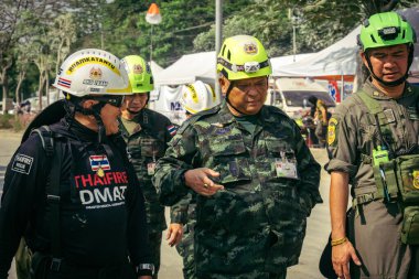 Bangkok, Tayland, 29 Mart 2025. Kurtarma ekipleri, Bangkok 'taki deprem sonrasında çöken, inşaat halindeki bir yüksek binanın şantiyesinde çalışıyor. Birçok kurban hala enkaz altında..