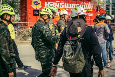 Bangkok, Tayland, 29 Mart 2025. Kurtarma ekipleri, Bangkok 'taki deprem sonrasında çöken, inşaat halindeki bir yüksek binanın şantiyesinde çalışıyor. Birçok kurban hala enkaz altında..