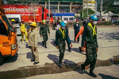 Bangkok, Tayland, 29 Mart 2025. Kurtarma ekipleri, Bangkok 'taki deprem sonrasında çöken, inşaat halindeki bir yüksek binanın şantiyesinde çalışıyor. Birçok kurban hala enkaz altında..