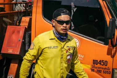 Bangkok, Tayland, 29 Mart 2025. Kurtarma ekipleri, Bangkok 'taki deprem sonrasında çöken, inşaat halindeki bir yüksek binanın şantiyesinde çalışıyor. Birçok kurban hala enkaz altında..