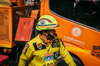 Bangkok, Tayland, 29 Mart 2025. Kurtarma ekipleri, Bangkok 'taki deprem sonrasında çöken, inşaat halindeki bir yüksek binanın şantiyesinde çalışıyor. Birçok kurban hala enkaz altında..