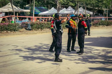 Bangkok, Tayland, 29 Mart 2025. Kurtarma ekipleri, Bangkok 'taki deprem sonrasında çöken, inşaat halindeki bir yüksek binanın şantiyesinde çalışıyor. Birçok kurban hala enkaz altında..