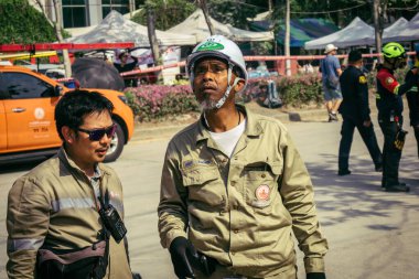 Bangkok, Tayland, 29 Mart 2025. Kurtarma ekipleri, Bangkok 'taki deprem sonrasında çöken, inşaat halindeki bir yüksek binanın şantiyesinde çalışıyor. Birçok kurban hala enkaz altında..