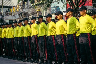 Bangkok, Tayland, 29 Mart 2025. Kurtarma ekipleri, Bangkok 'taki deprem sonrasında çöken, inşaat halindeki bir yüksek binanın şantiyesinde çalışıyor. Birçok kurban hala enkaz altında..