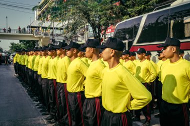 Bangkok, Tayland, 29 Mart 2025. Kurtarma ekipleri, Bangkok 'taki deprem sonrasında çöken, inşaat halindeki bir yüksek binanın şantiyesinde çalışıyor. Birçok kurban hala enkaz altında..
