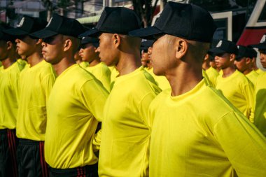 Bangkok, Tayland, 29 Mart 2025. Kurtarma ekipleri, Bangkok 'taki deprem sonrasında çöken, inşaat halindeki bir yüksek binanın şantiyesinde çalışıyor. Birçok kurban hala enkaz altında..