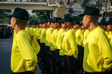 Bangkok, Tayland, 29 Mart 2025. Kurtarma ekipleri, Bangkok 'taki deprem sonrasında çöken, inşaat halindeki bir yüksek binanın şantiyesinde çalışıyor. Birçok kurban hala enkaz altında..
