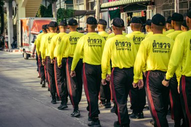 Bangkok, Tayland, 29 Mart 2025. Kurtarma ekipleri, Bangkok 'taki deprem sonrasında çöken, inşaat halindeki bir yüksek binanın şantiyesinde çalışıyor. Birçok kurban hala enkaz altında..