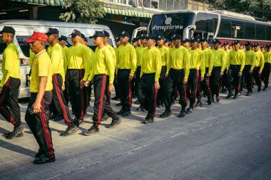 Bangkok, Tayland, 29 Mart 2025. Kurtarma ekipleri, Bangkok 'taki deprem sonrasında çöken, inşaat halindeki bir yüksek binanın şantiyesinde çalışıyor. Birçok kurban hala enkaz altında..