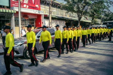 Bangkok, Tayland, 29 Mart 2025. Kurtarma ekipleri, Bangkok 'taki deprem sonrasında çöken, inşaat halindeki bir yüksek binanın şantiyesinde çalışıyor. Birçok kurban hala enkaz altında..