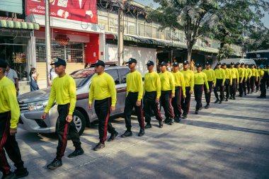 Bangkok, Tayland, 29 Mart 2025. Kurtarma ekipleri, Bangkok 'taki deprem sonrasında çöken, inşaat halindeki bir yüksek binanın şantiyesinde çalışıyor. Birçok kurban hala enkaz altında..