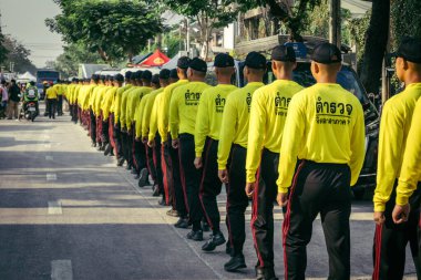 Bangkok, Tayland, 29 Mart 2025. Kurtarma ekipleri, Bangkok 'taki deprem sonrasında çöken, inşaat halindeki bir yüksek binanın şantiyesinde çalışıyor. Birçok kurban hala enkaz altında..