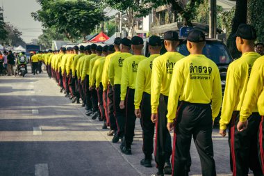 Bangkok, Tayland, 29 Mart 2025. Kurtarma ekipleri, Bangkok 'taki deprem sonrasında çöken, inşaat halindeki bir yüksek binanın şantiyesinde çalışıyor. Birçok kurban hala enkaz altında..