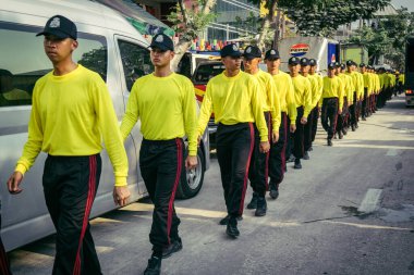 Bangkok, Tayland, 29 Mart 2025. Kurtarma ekipleri, Bangkok 'taki deprem sonrasında çöken, inşaat halindeki bir yüksek binanın şantiyesinde çalışıyor. Birçok kurban hala enkaz altında..