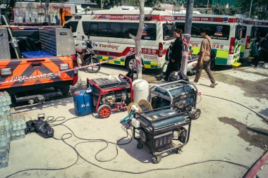 Bangkok, Tayland, 29 Mart 2025. Kurtarma ekipleri, Bangkok 'taki deprem sonrasında çöken, inşaat halindeki bir yüksek binanın şantiyesinde çalışıyor. Birçok kurban hala enkaz altında..