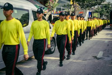 Bangkok, Tayland, 29 Mart 2025. Kurtarma ekipleri, Bangkok 'taki deprem sonrasında çöken, inşaat halindeki bir yüksek binanın şantiyesinde çalışıyor. Birçok kurban hala enkaz altında..