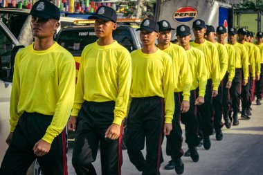 Bangkok, Tayland, 29 Mart 2025. Kurtarma ekipleri, Bangkok 'taki deprem sonrasında çöken, inşaat halindeki bir yüksek binanın şantiyesinde çalışıyor. Birçok kurban hala enkaz altında..