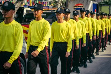 Bangkok, Tayland, 29 Mart 2025. Kurtarma ekipleri, Bangkok 'taki deprem sonrasında çöken, inşaat halindeki bir yüksek binanın şantiyesinde çalışıyor. Birçok kurban hala enkaz altında..