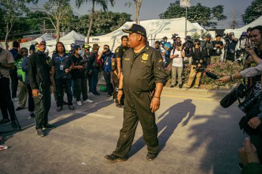Bangkok, Tayland, 29 Mart 2025. Kurtarma ekipleri, Bangkok 'taki deprem sonrasında çöken, inşaat halindeki bir yüksek binanın şantiyesinde çalışıyor. Birçok kurban hala enkaz altında..