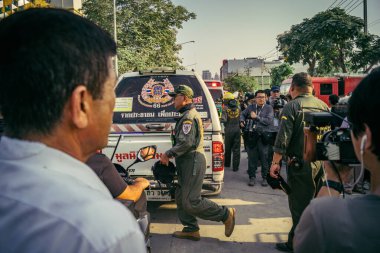 Bangkok, Tayland, 29 Mart 2025. Kurtarma ekipleri, Bangkok 'taki deprem sonrasında çöken, inşaat halindeki bir yüksek binanın şantiyesinde çalışıyor. Birçok kurban hala enkaz altında..