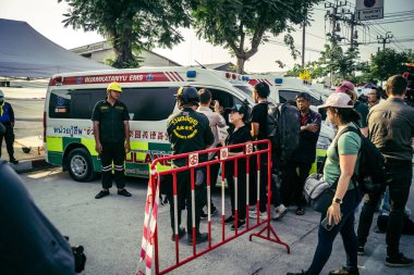 Bangkok, Tayland, 29 Mart 2025. Kurtarma ekipleri, Bangkok 'taki deprem sonrasında çöken, inşaat halindeki bir yüksek binanın şantiyesinde çalışıyor. Birçok kurban hala enkaz altında..