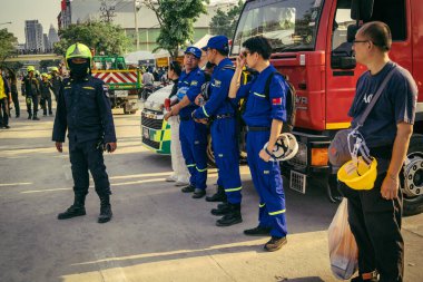 Bangkok, Tayland, 29 Mart 2025. Kurtarma ekipleri, Bangkok 'taki deprem sonrasında çöken, inşaat halindeki bir yüksek binanın şantiyesinde çalışıyor. Birçok kurban hala enkaz altında..